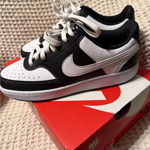 Nike Black and White Women's Sneakers - Picture 2 of 7